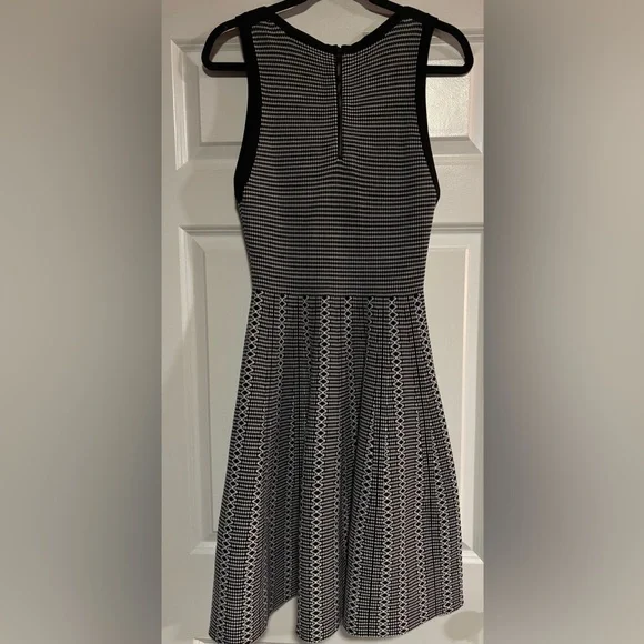 Alice & Olivia Sleeveless Black and White Patterned Fit-and-Flare Dress, Med - Picture 5 of 9